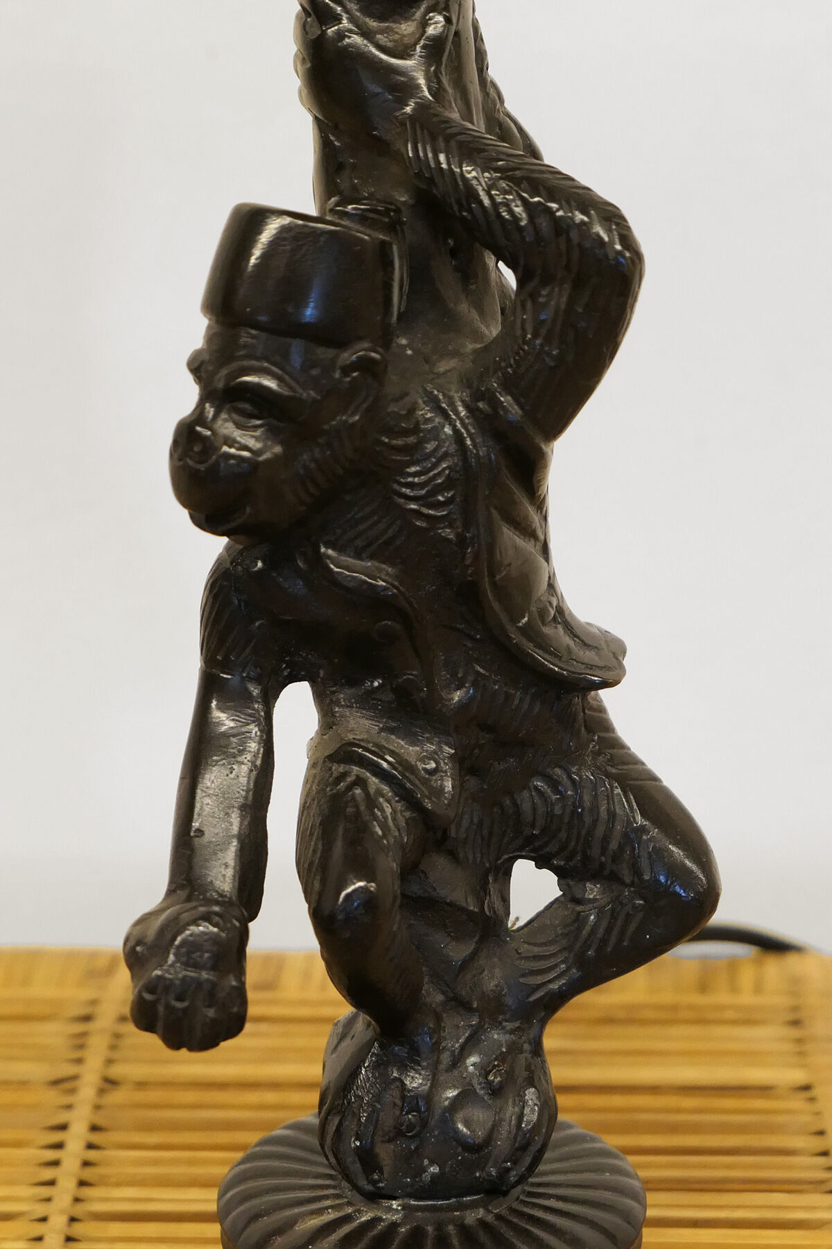 Lamp monkey learned juggler in patinated bronze