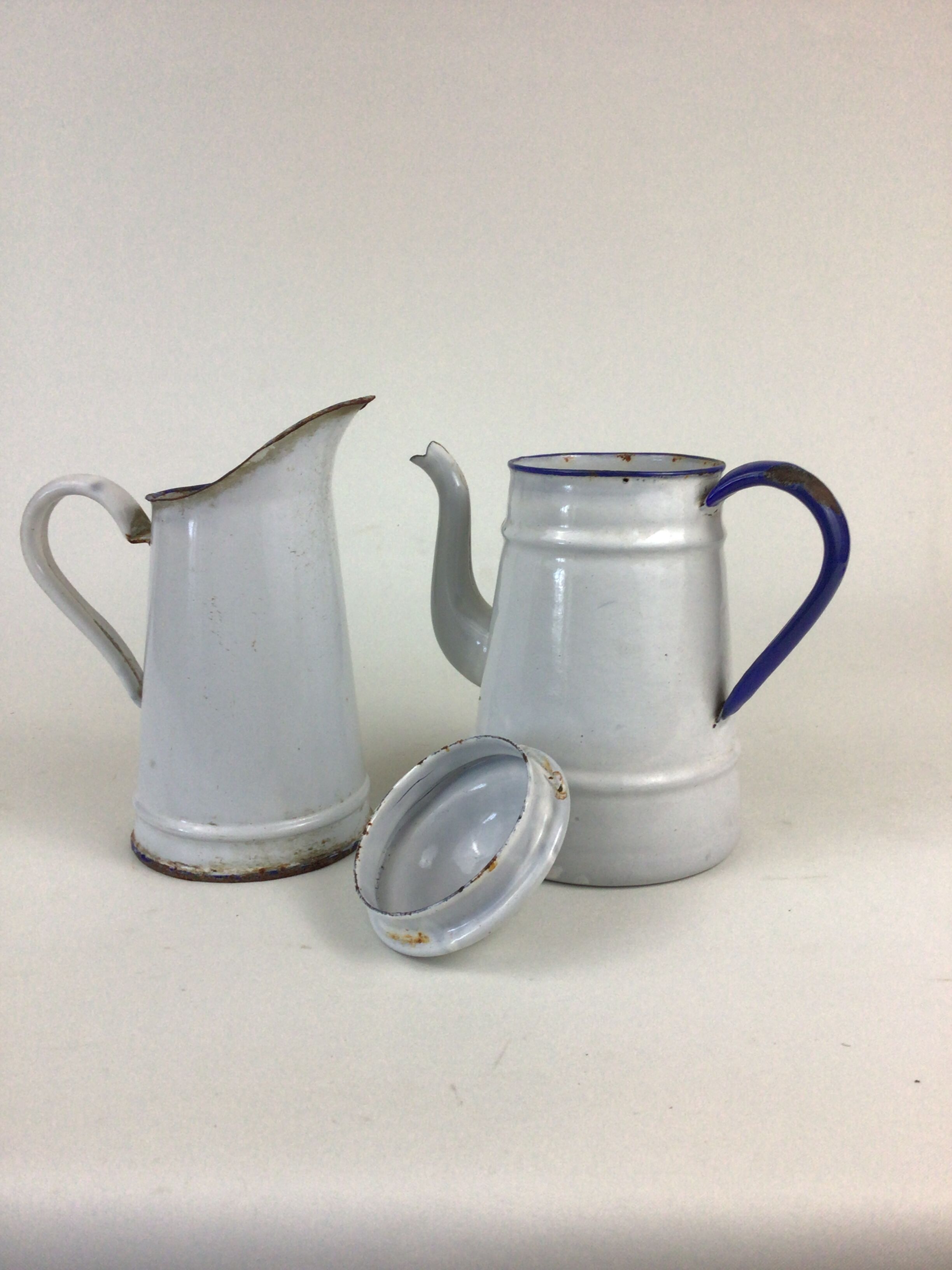 Coffee maker and enamelled sheet metal broc