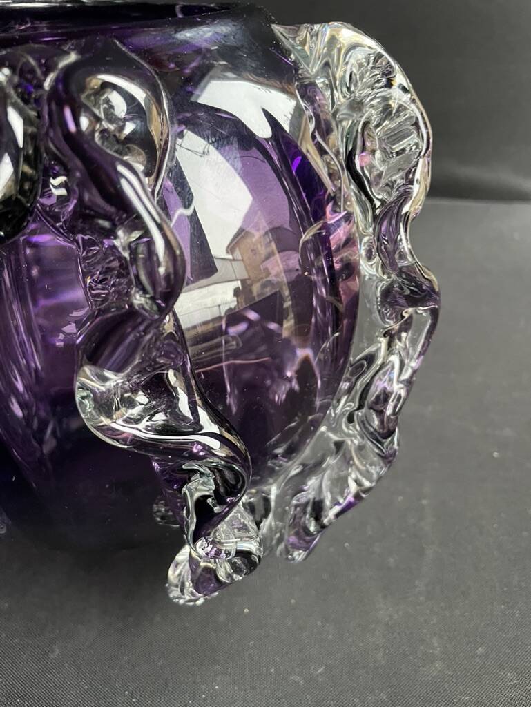 Gros vase boule à base plane en verre soufflé violet et blanc