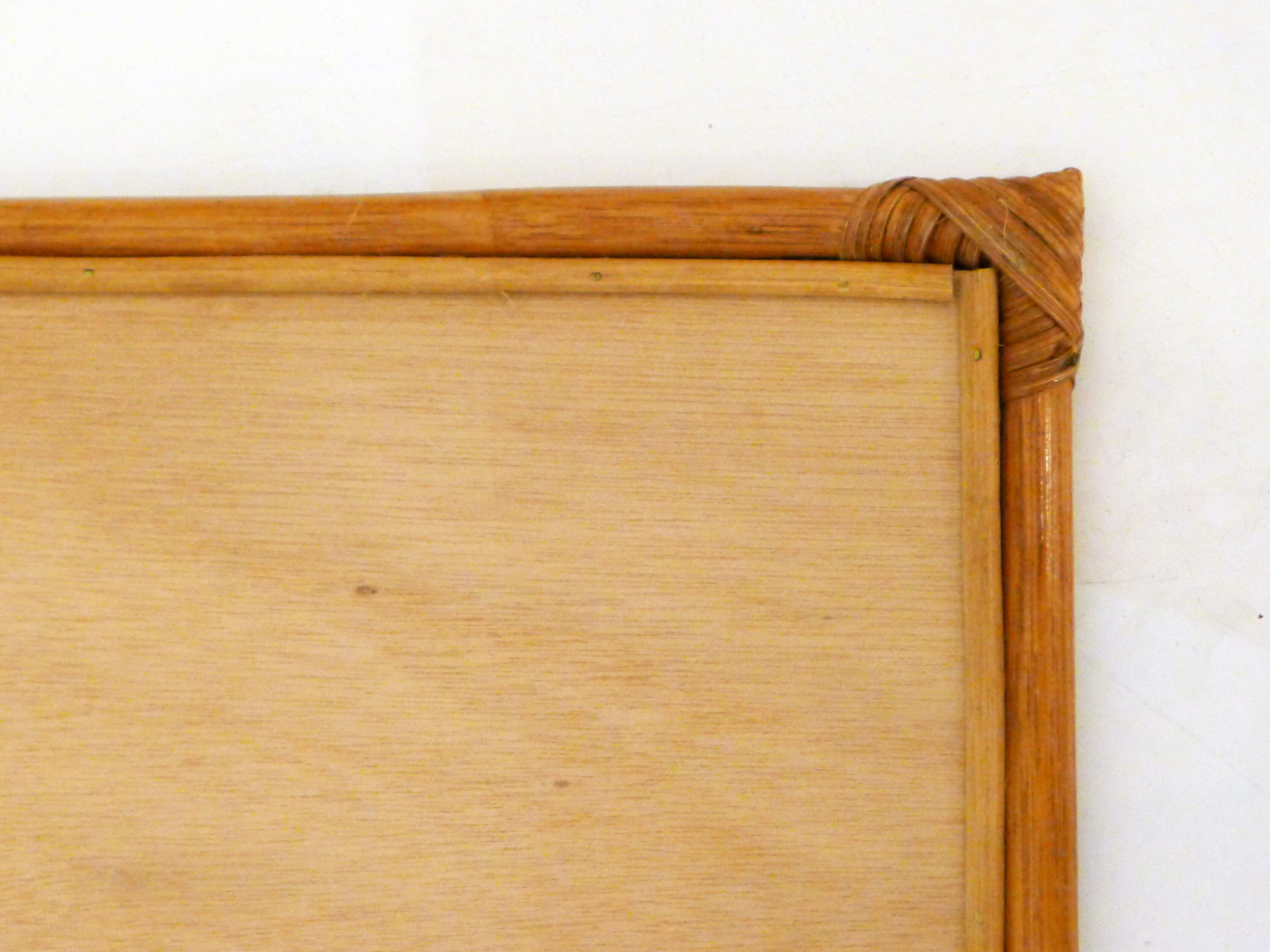 Rounded wall mirror in rattan 35x45cm