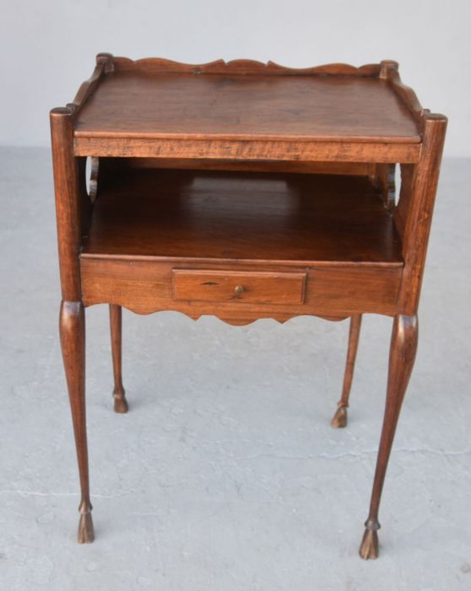 Chevet de style Louis XV en noyer époque XIXème