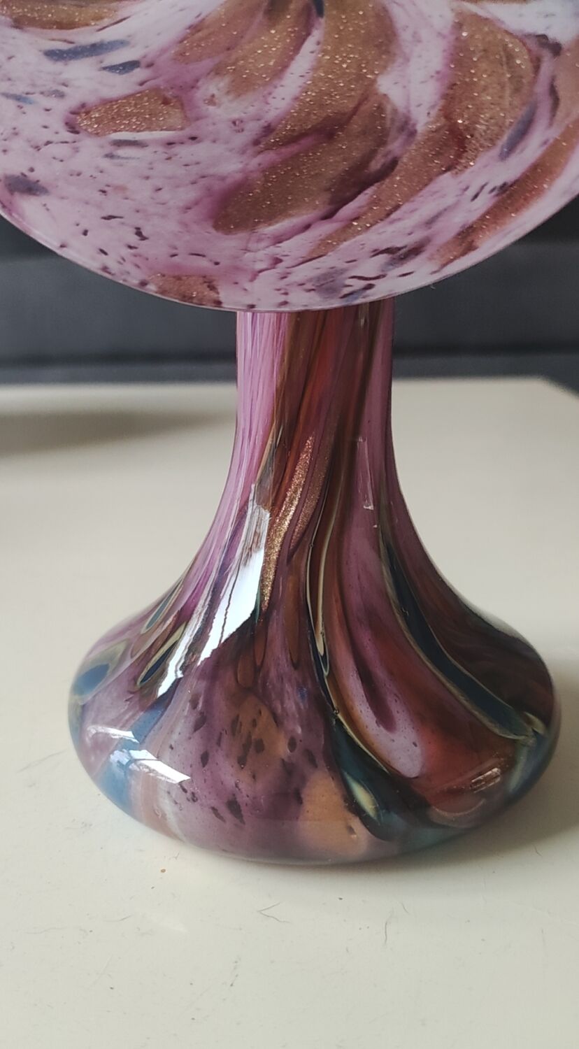 Volubilis vase in Murano glass. Pink speckled background. Height 21 cm.