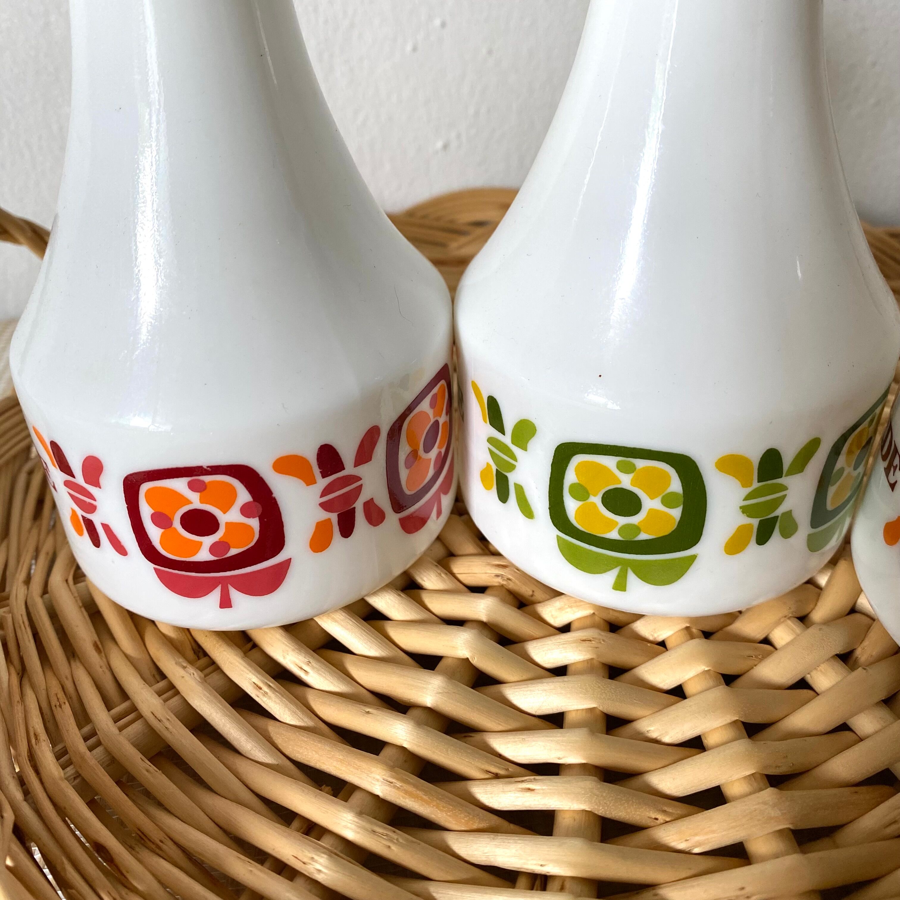 Huilier et vinaigrier en opaline Mobil , années 70