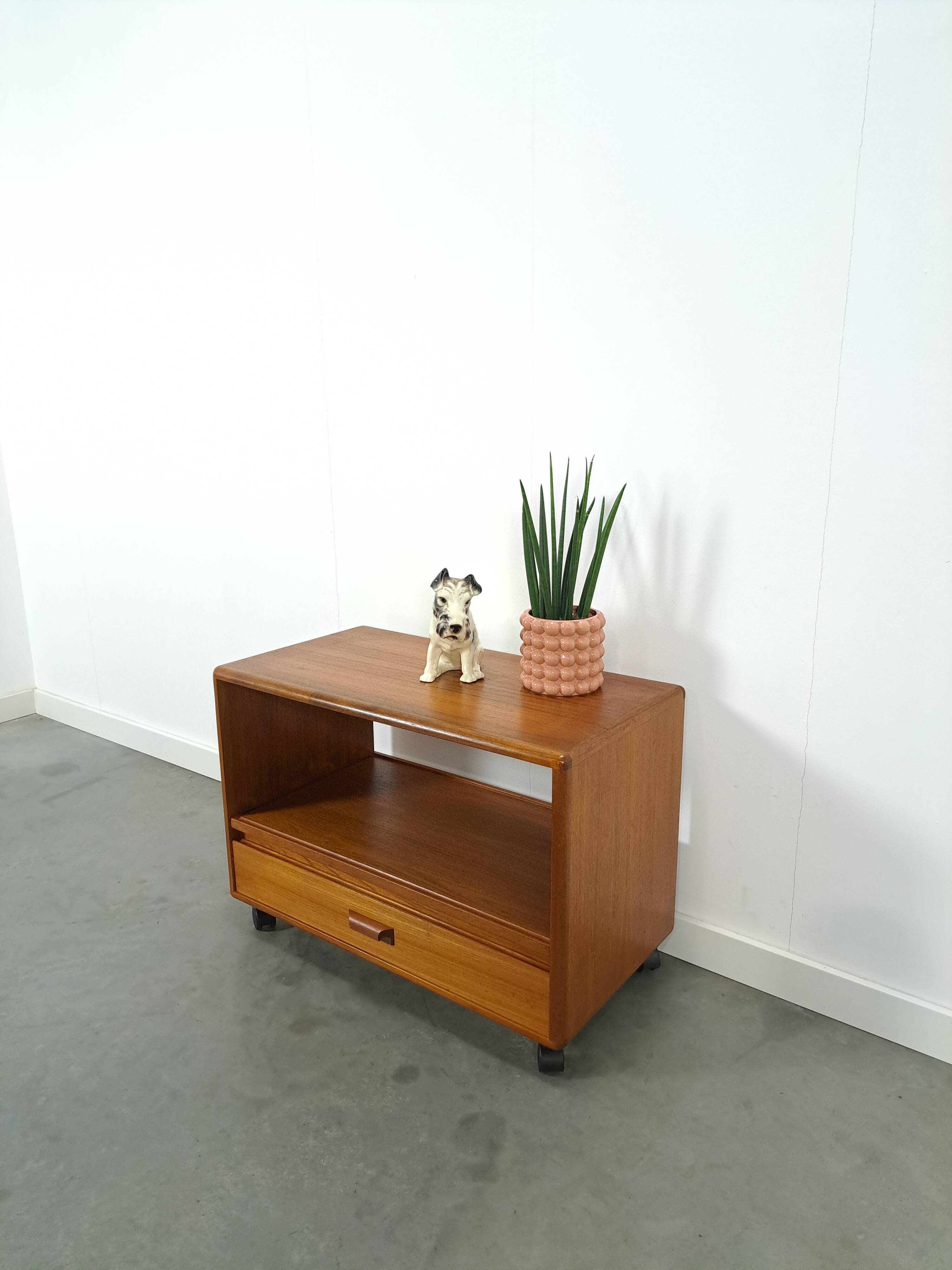 Meuble audio TV sur roulettes design danois en teck Dyrlund