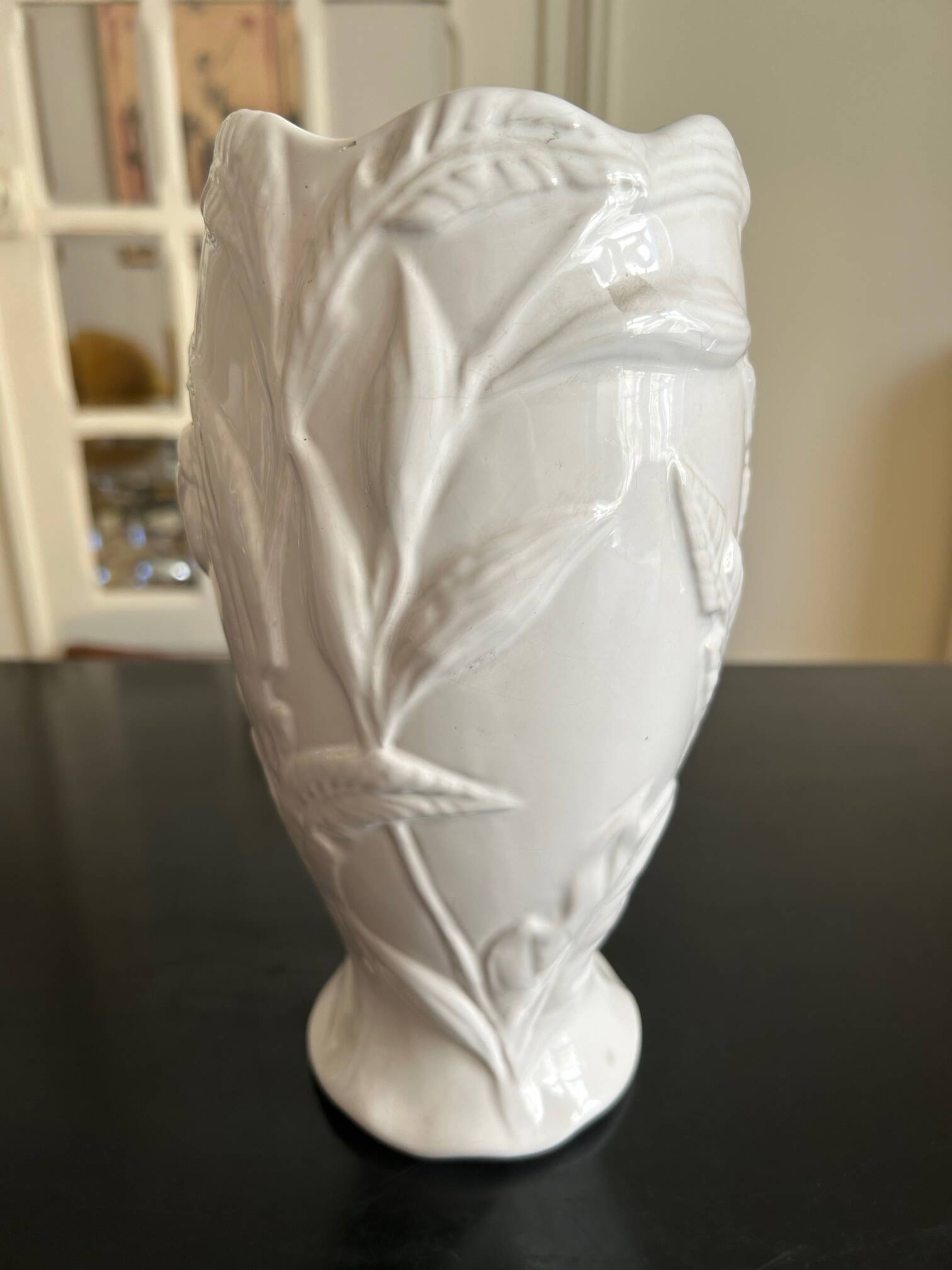 Vase with parrots