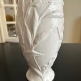 Vase with parrots