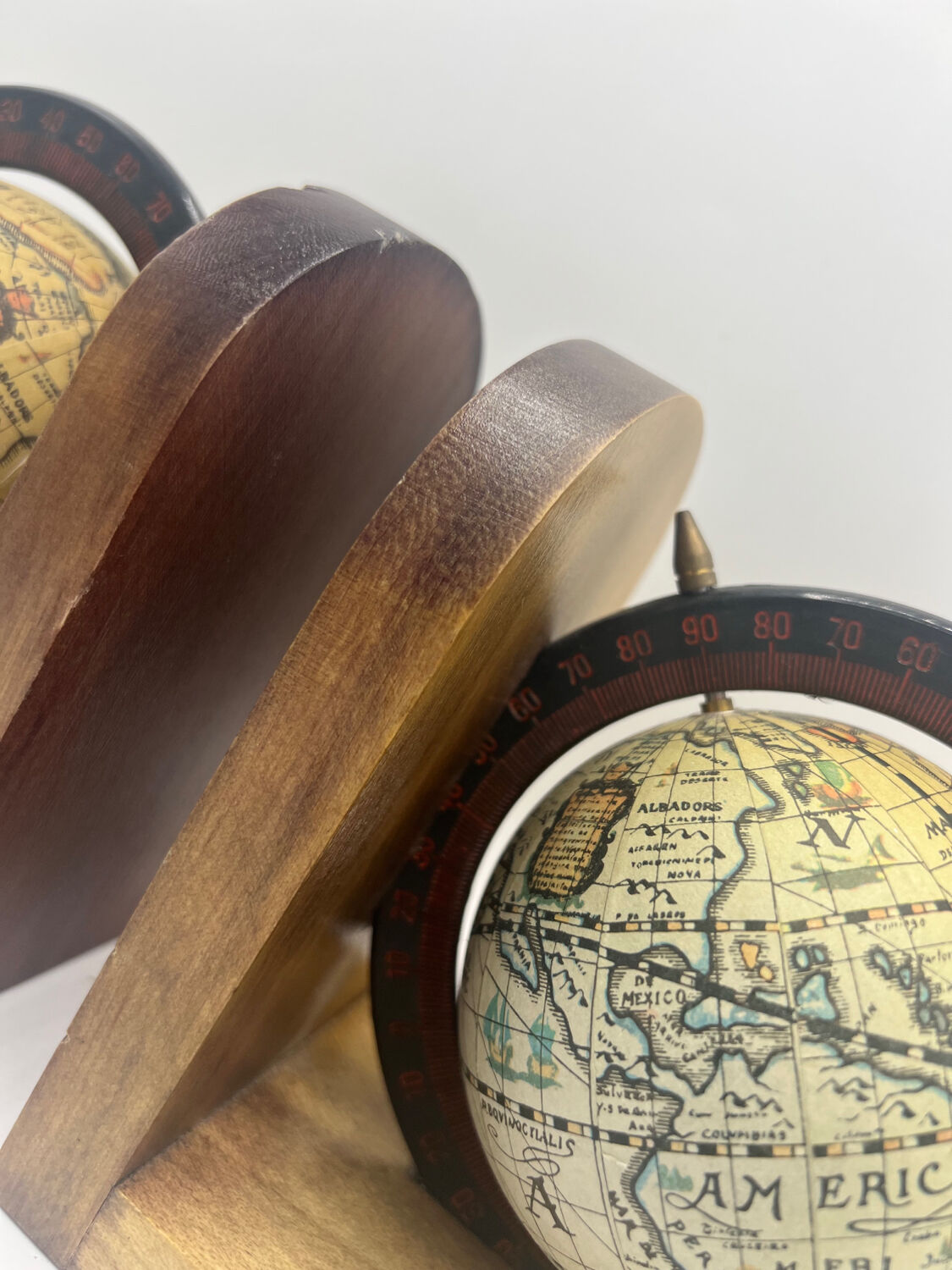 Bookends globe terrestrial
