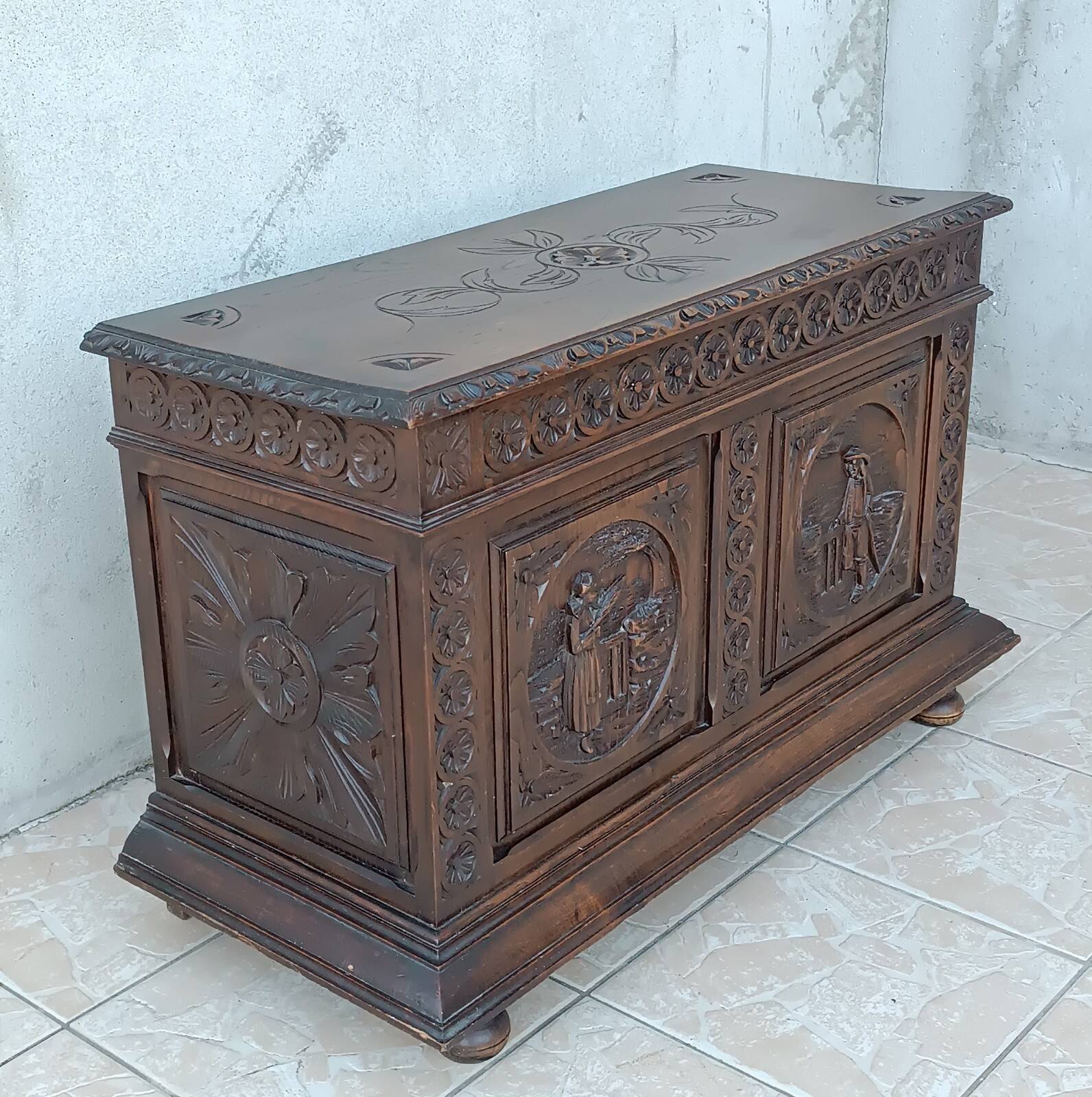 Breton chest in carved wood