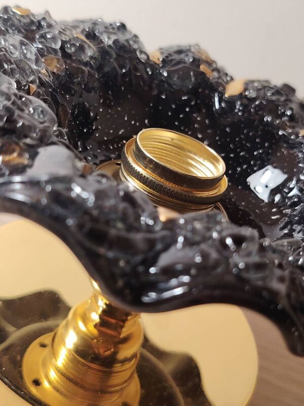 Fleur de Murano noire et dorée en applique murale