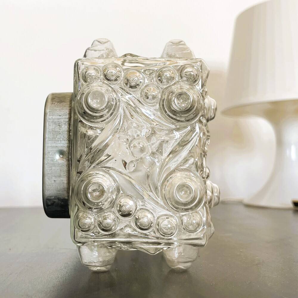 Plafonnier ou applique en verre rectangulaire.