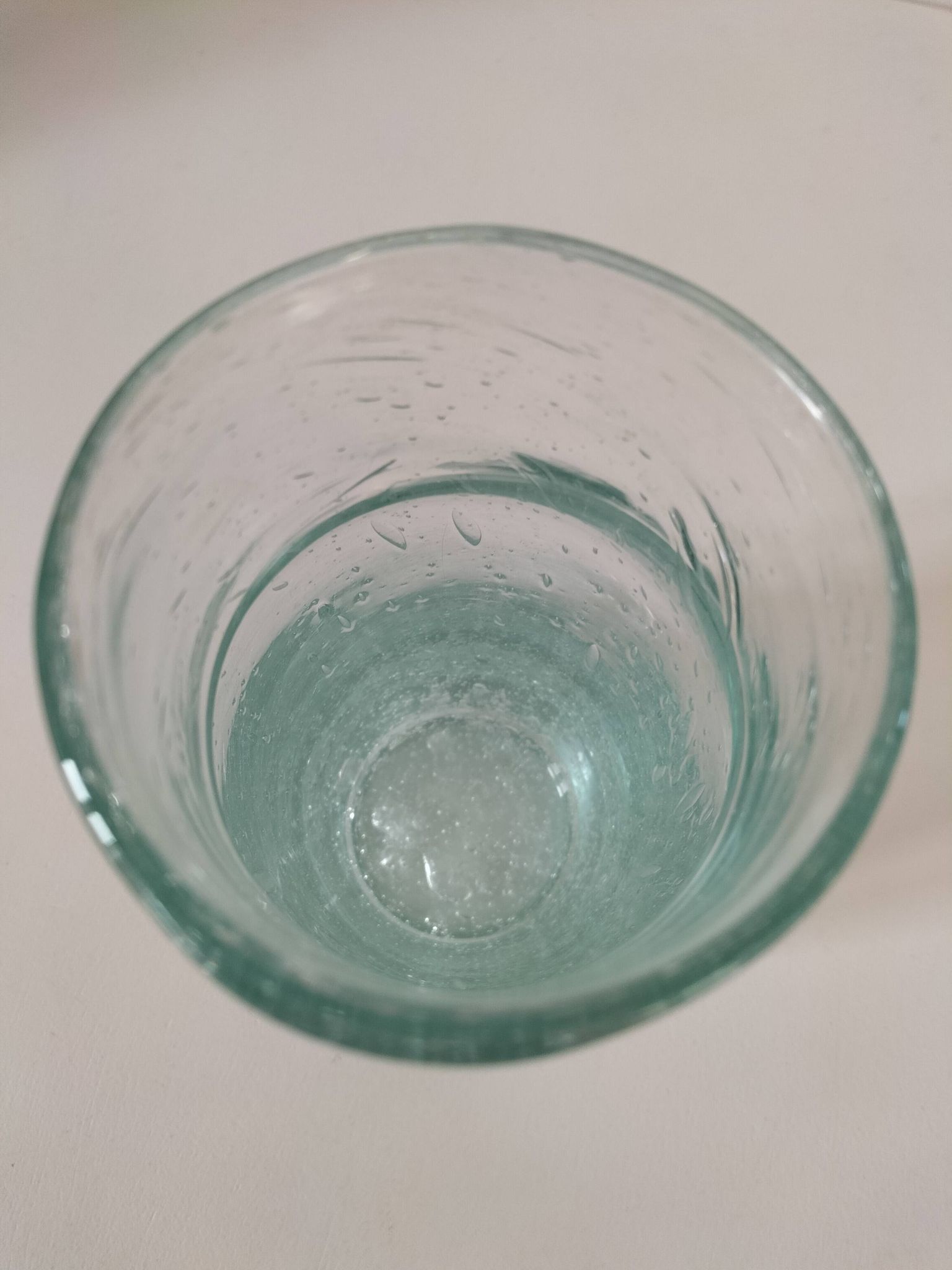 Vase vintage en verre bullé vert très pâle, souffle artisanal