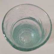Vase vintage en verre bullé vert très pâle, souffle artisanal