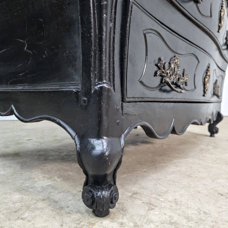 Beautiful curved tomb commode from the Louis XV period, black lacquered.