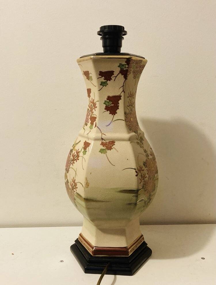 Vintage Asian lamp in ceramic with a wooden base, adjustable lampshade.