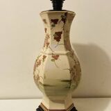 Vintage Asian lamp in ceramic with a wooden base, adjustable lampshade.