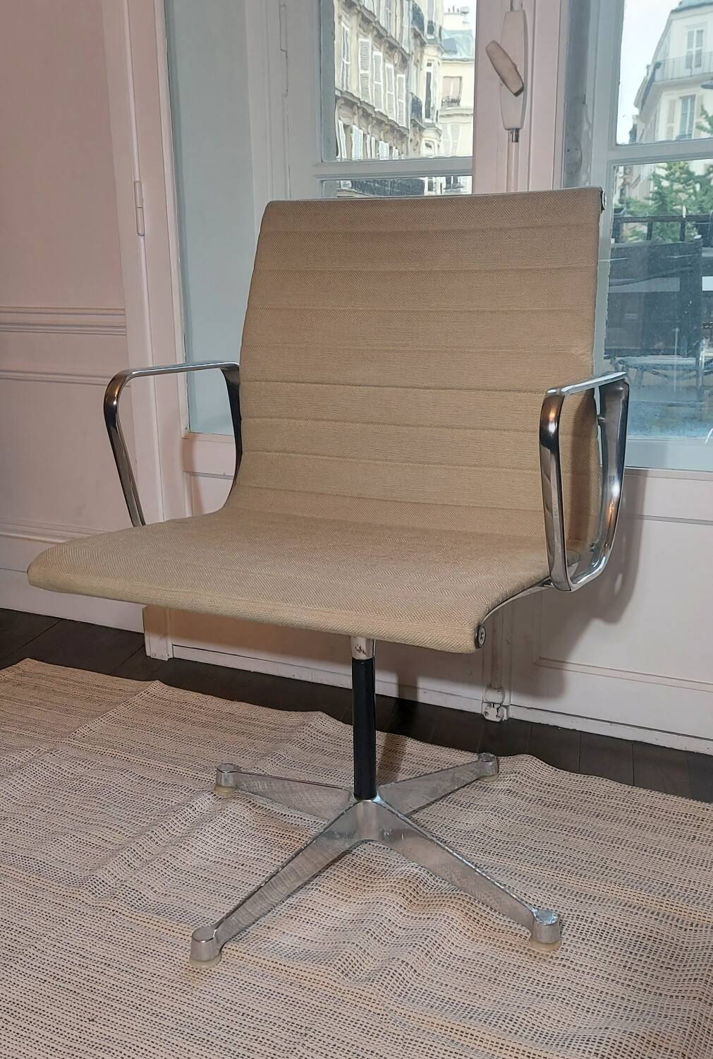 Good condition - EA 108 office chair in beige fabric and aluminum by Charles & Ray Eames for Herman Miller, signed - 1958