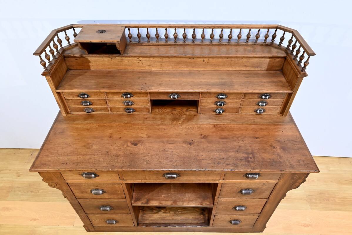 Oak apothecary counter – 1920
