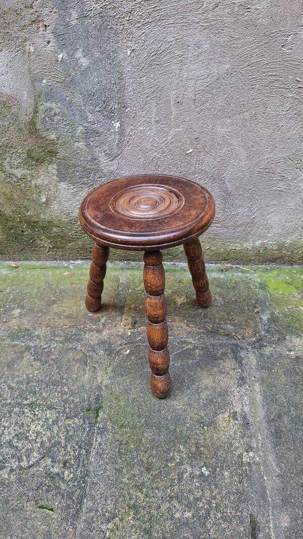 Tabouret tripode en bois tourné