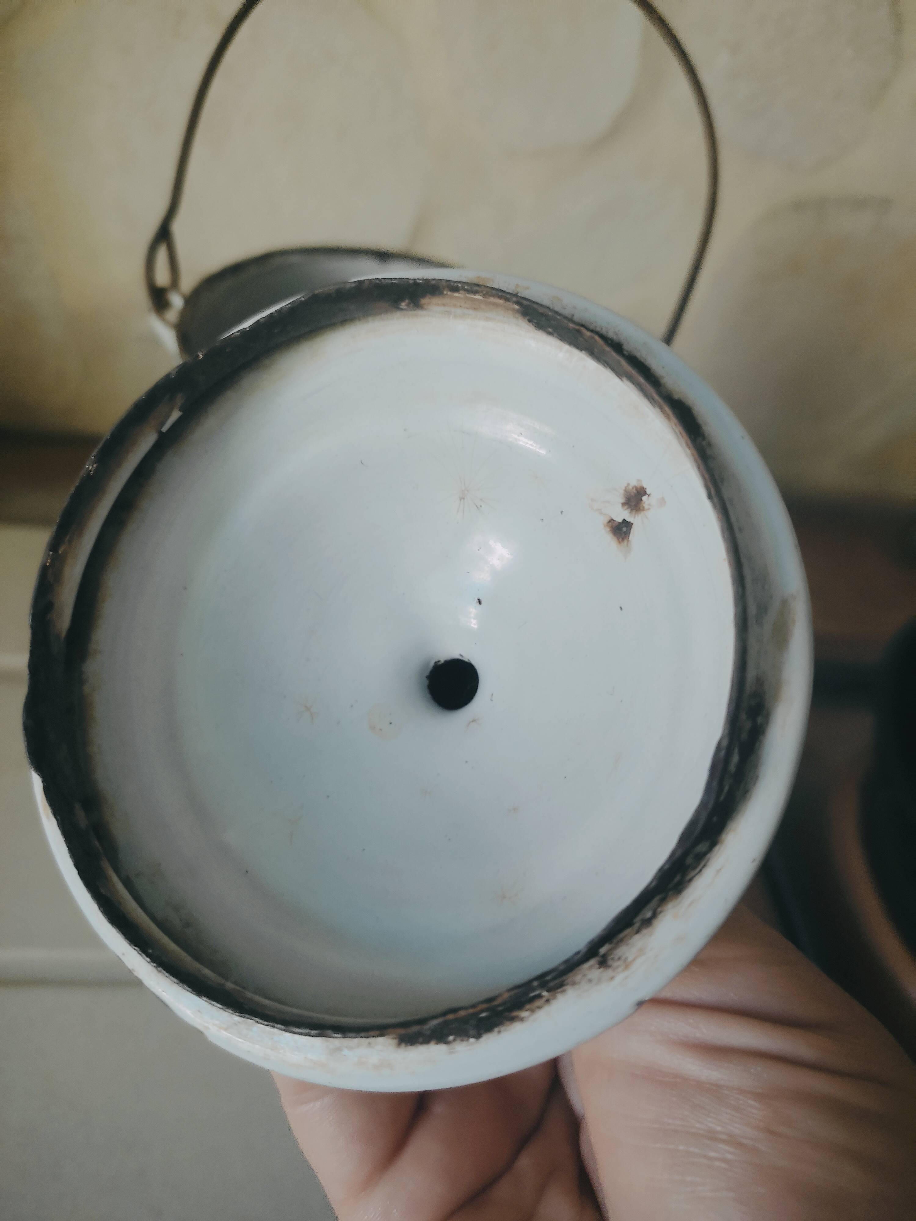 Pot a lait en métal émaillé