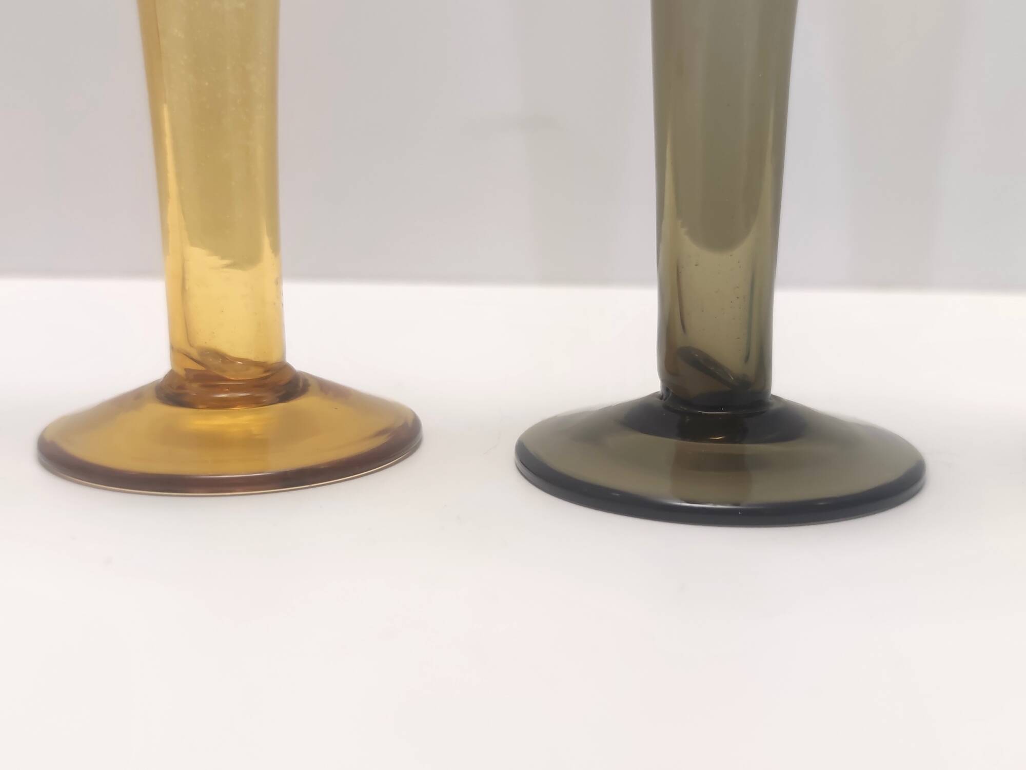 Ensemble vintage de six flûtes colorées en verre de Murano soufflé à la main, Italie