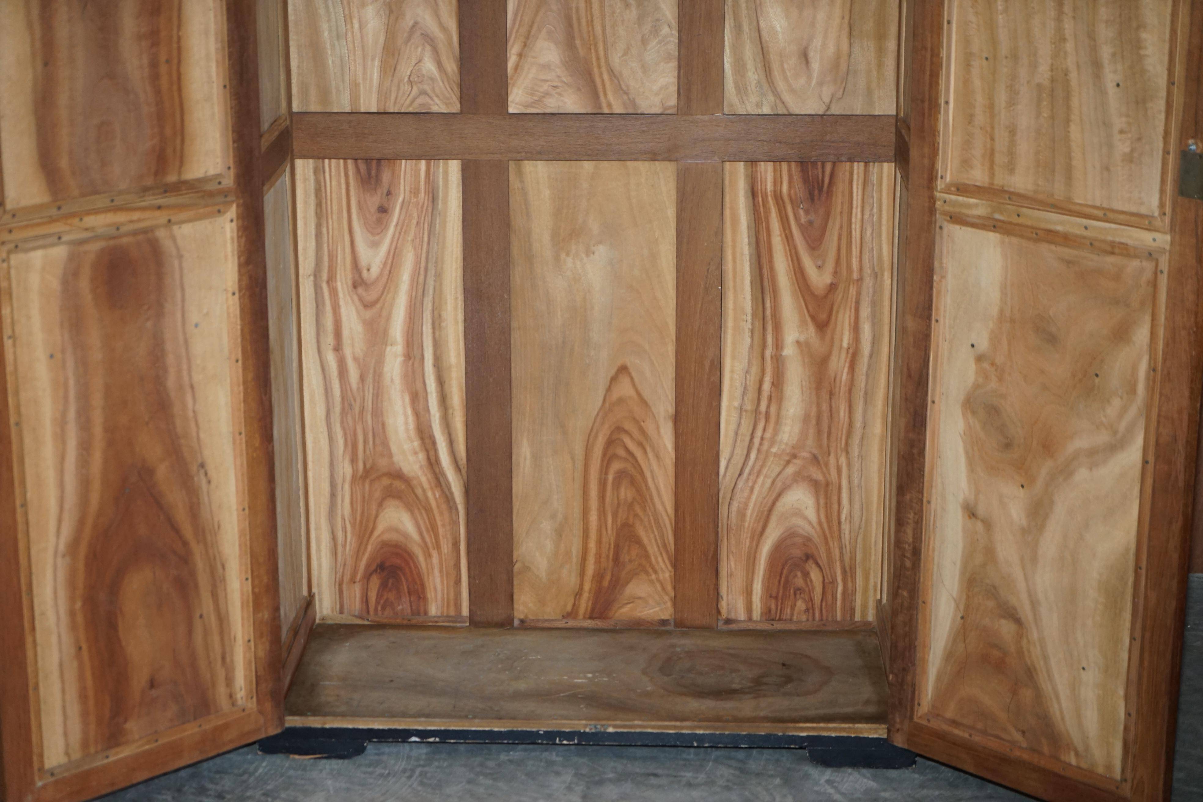 Armoire orientale chinoise en bois de camphre sculptée années 1920