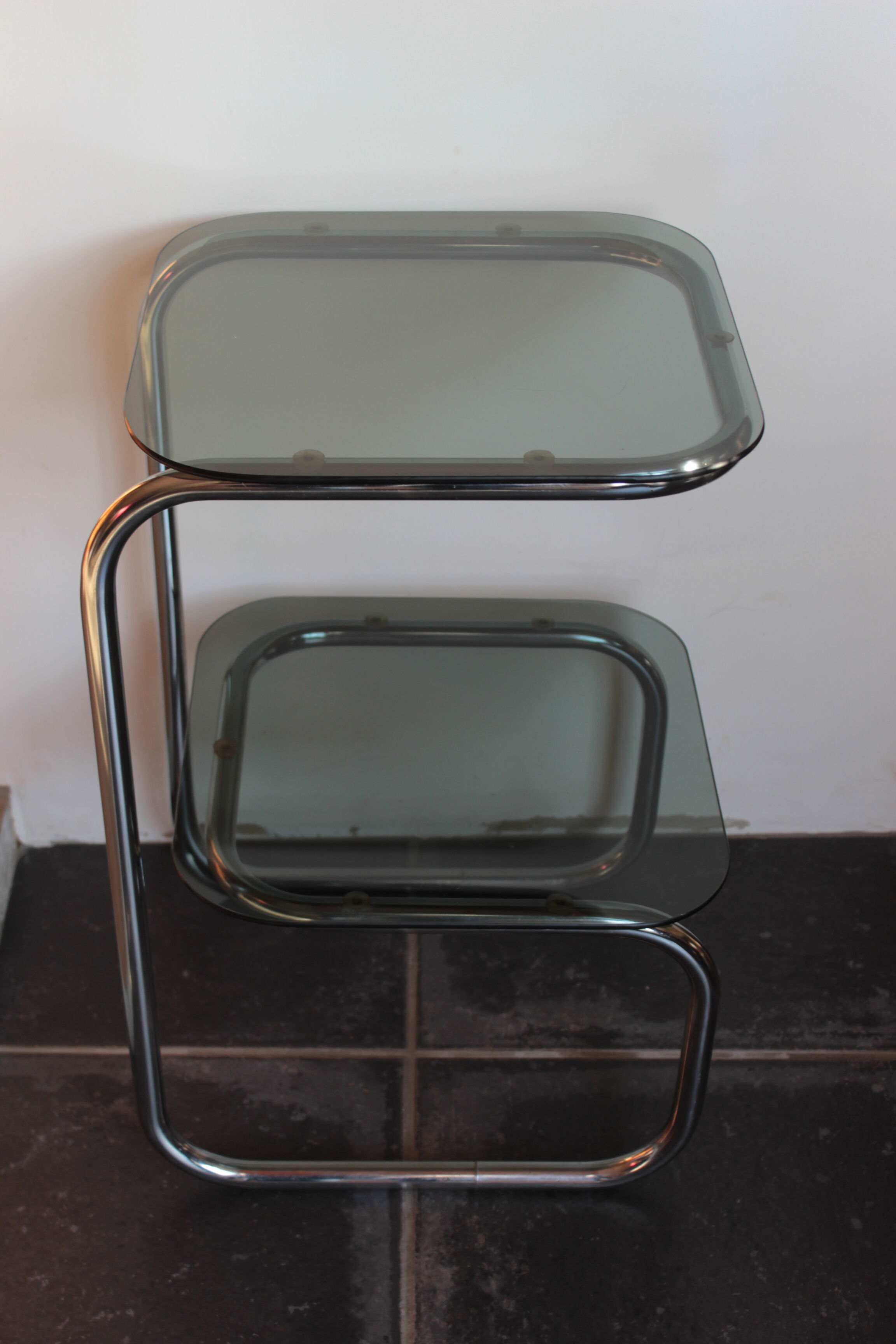 Table d'appoint bout de canapé vintage chrome et verres fumés 1970