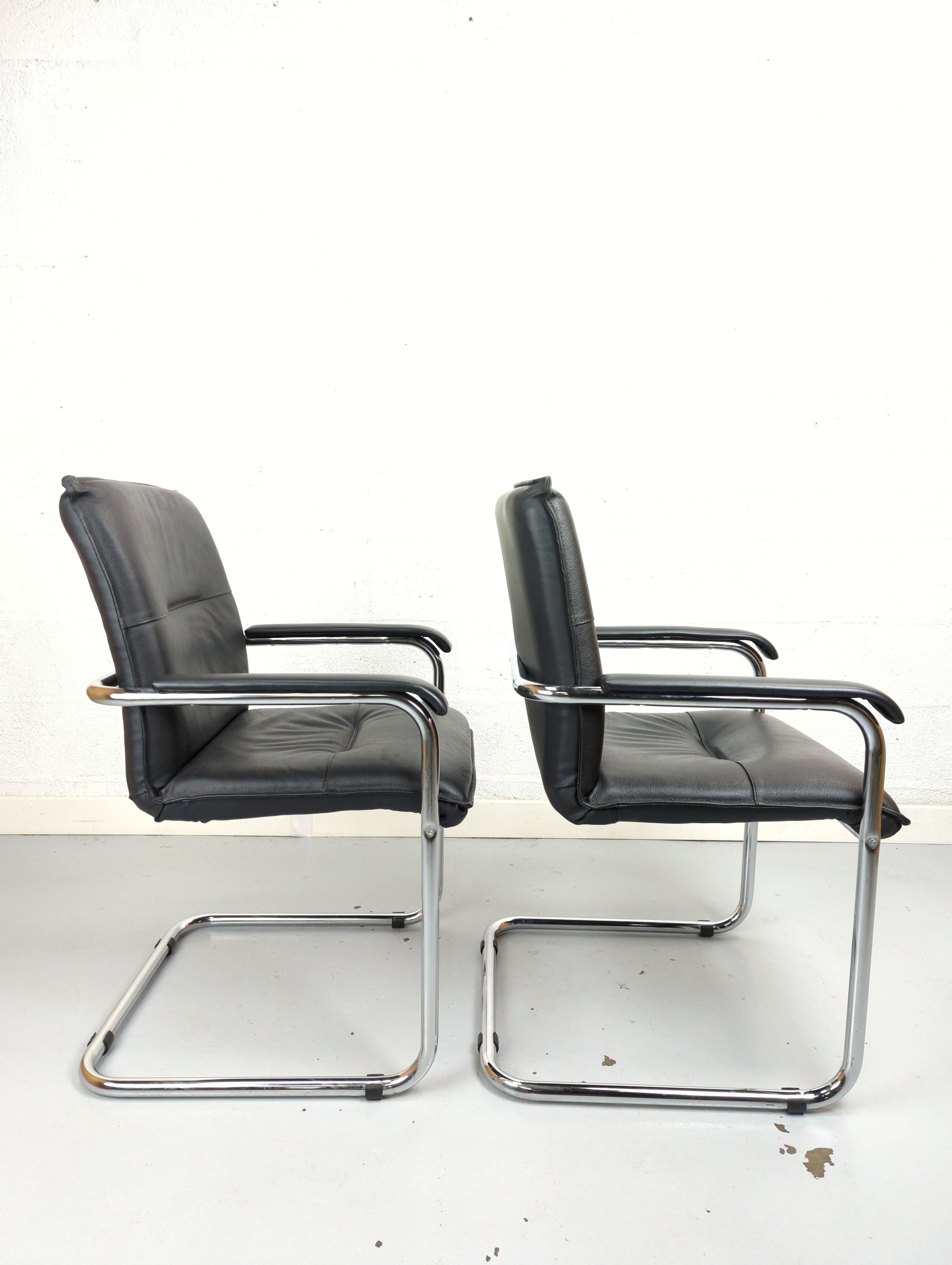 Paire de fauteuils de bureau cuir et structure tubulaire chromé