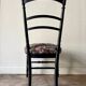 Chaise Napoléon III en bois noir et jacquard à fleurs