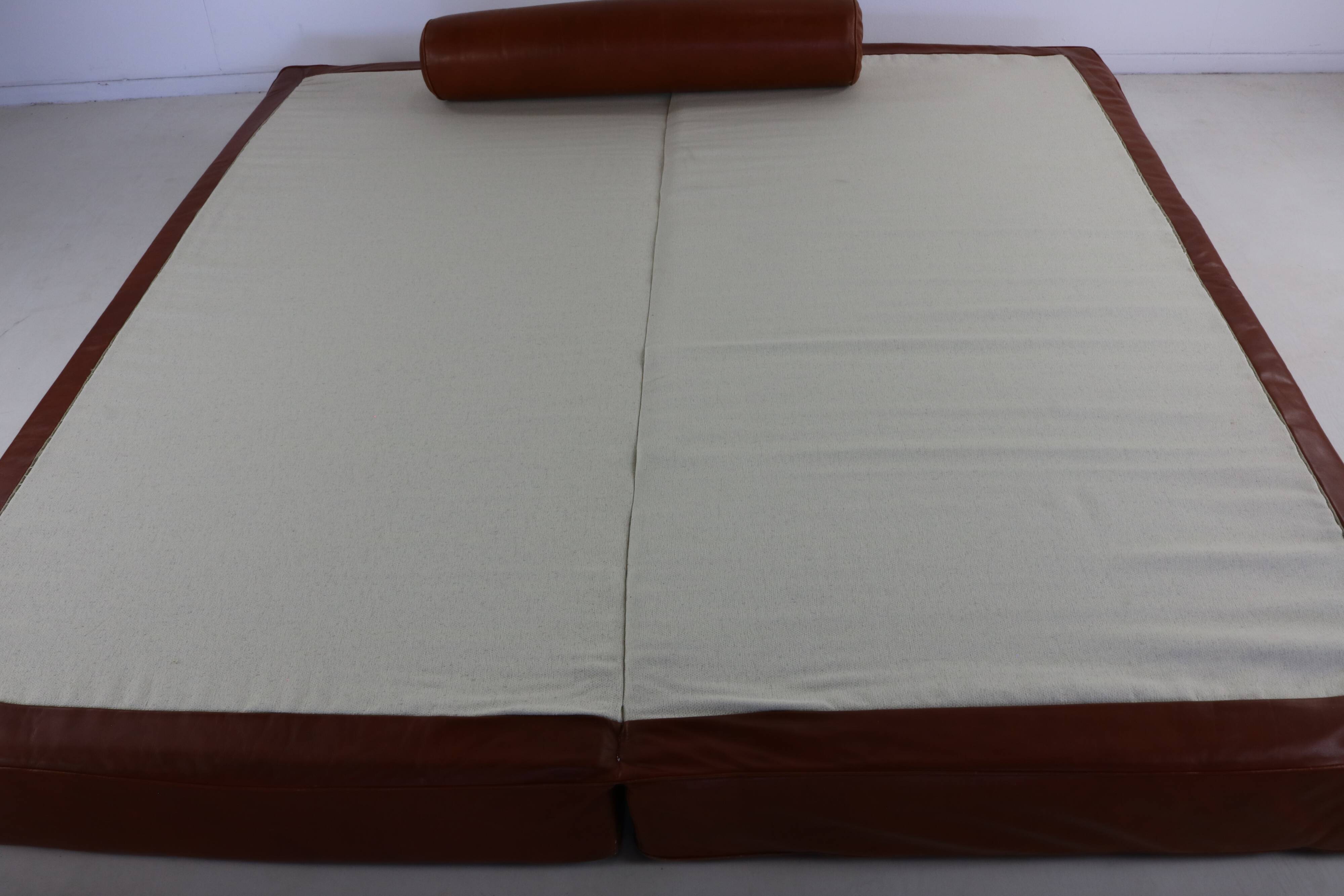 Scarce dutch design all leather daybed by Martin Visser for Spectrum Hollan