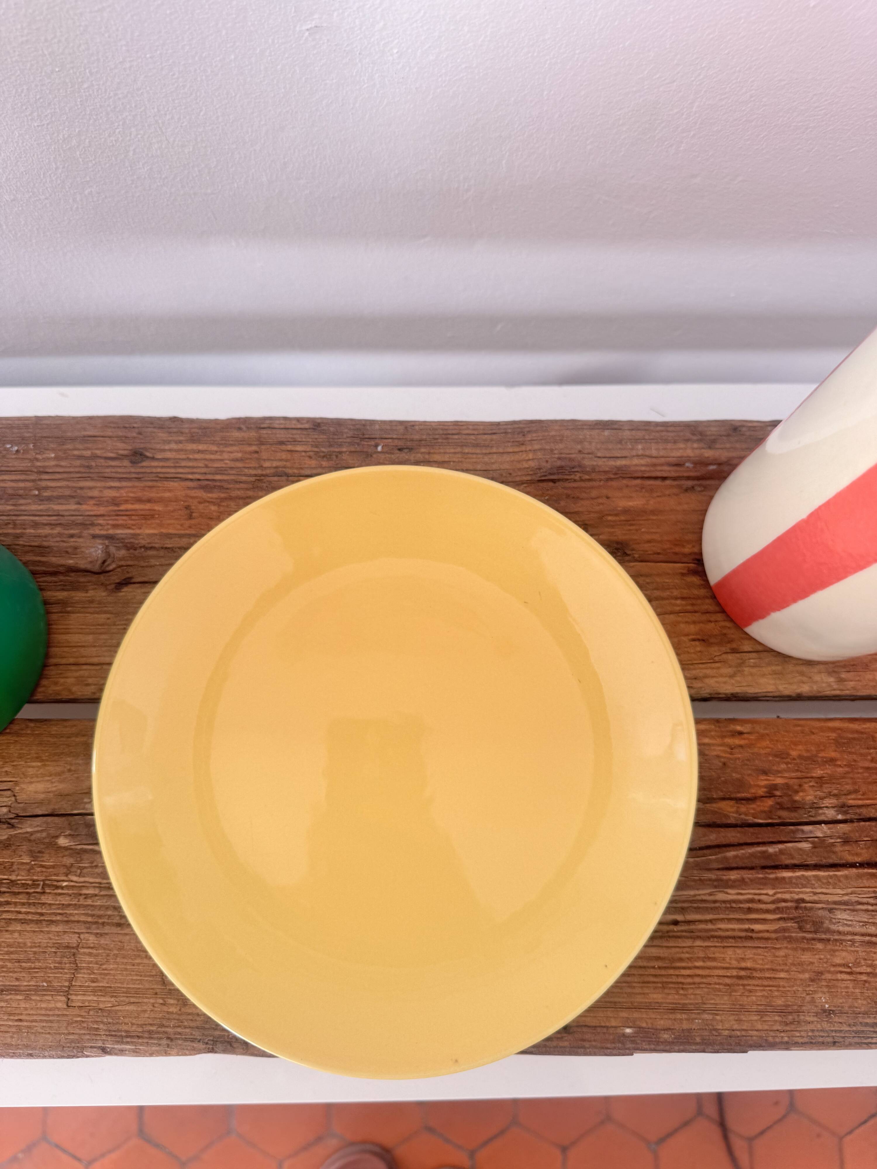 Set of 2 yellow dessert plates