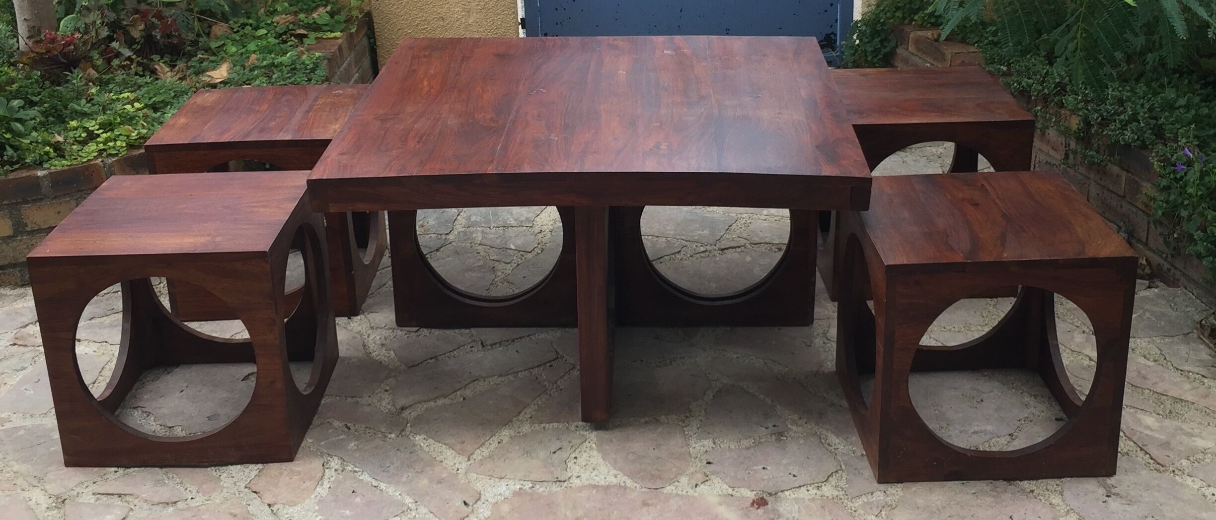 Coffee table in teak with its 4 stools