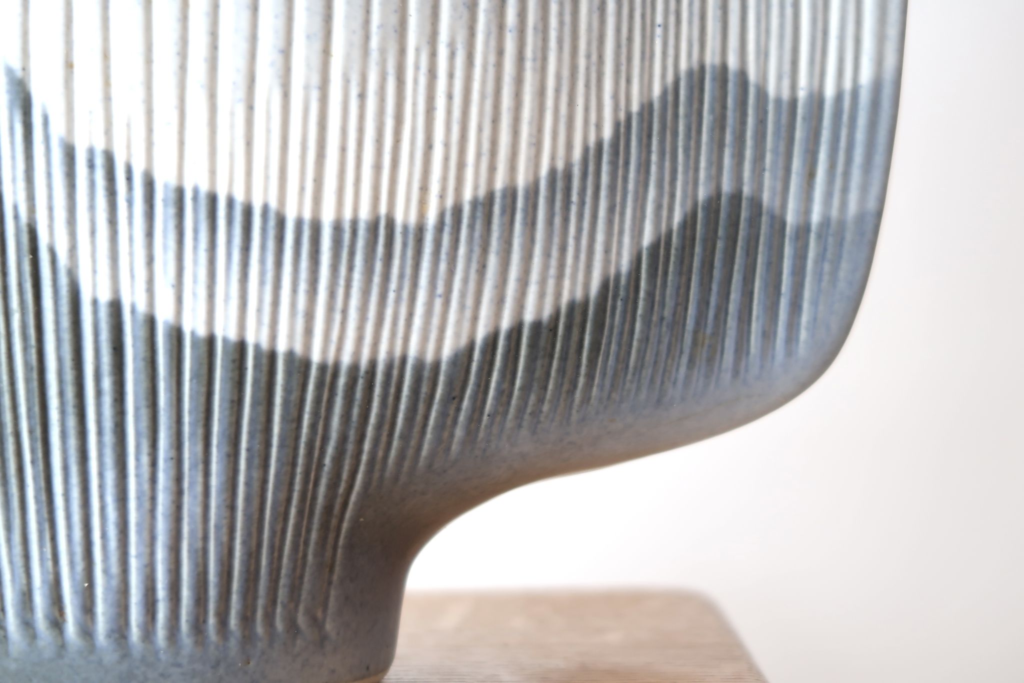 Vase de Yves Mohy en porcelaine Virebent, années 70