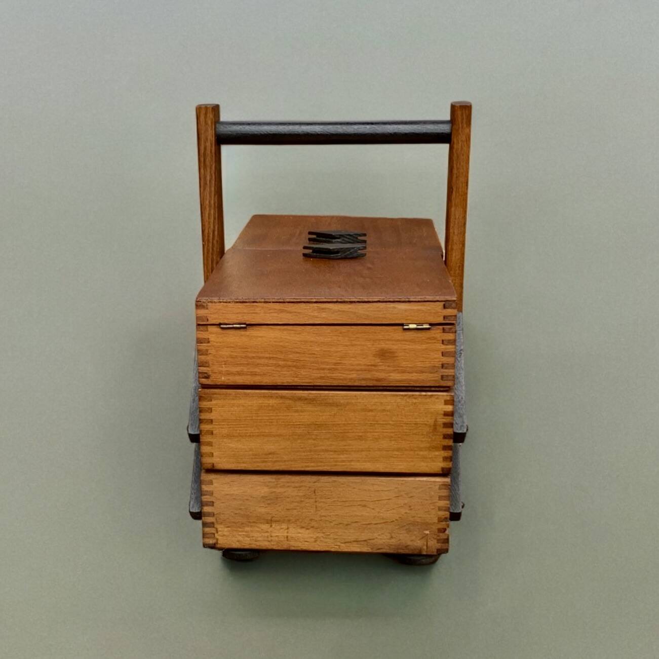 Travailleuse - boîte à couture en bois vintage