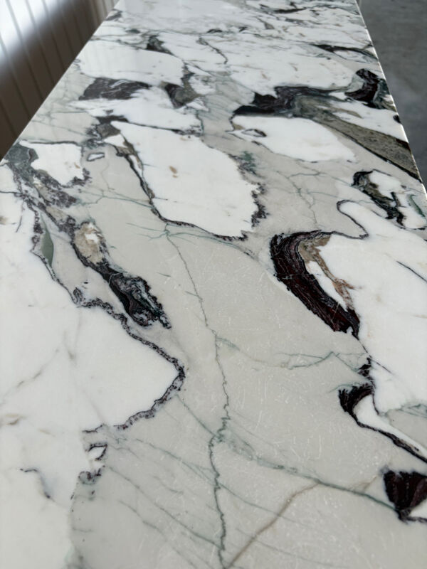 Grande console en marbre Calacatta Viola & merisier massif