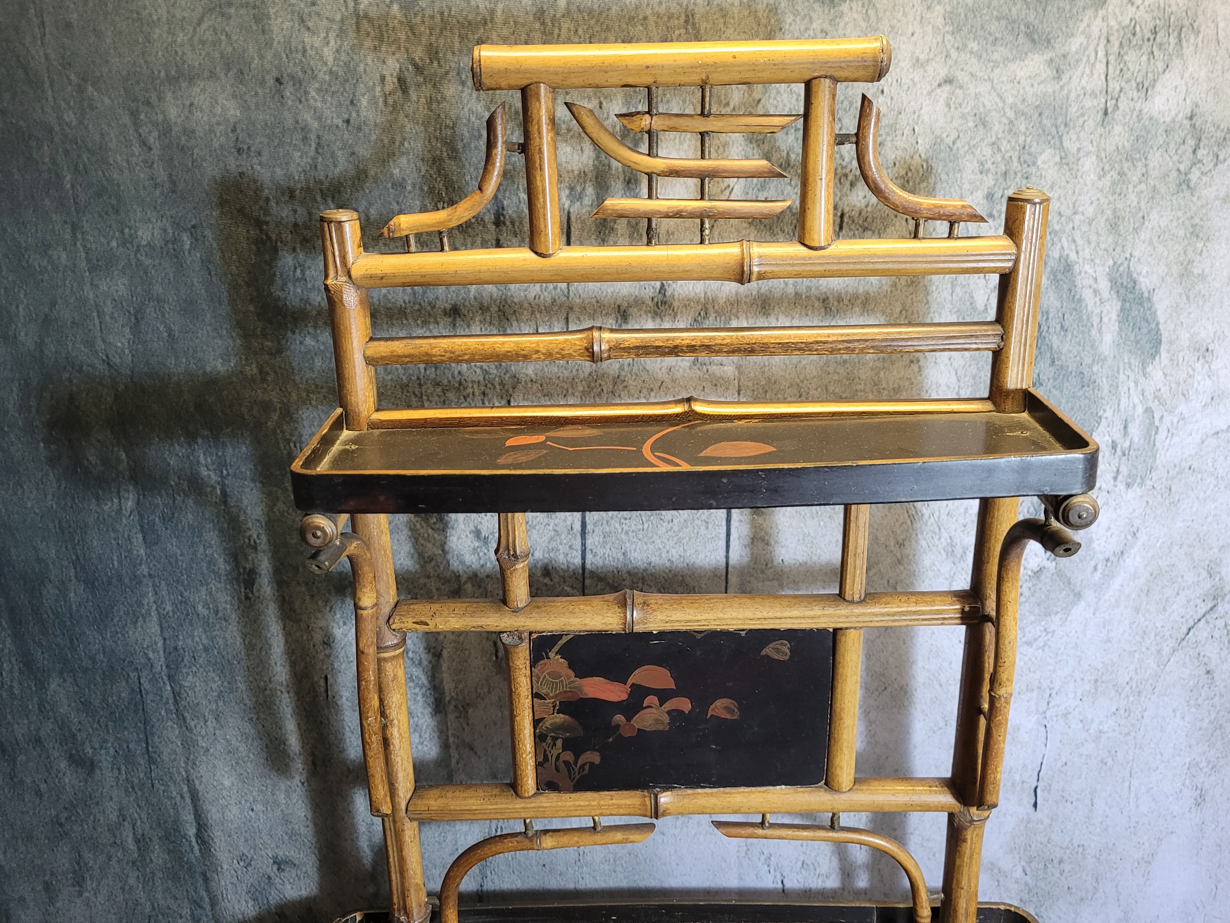 Shelf in bamboo and asian lacquer