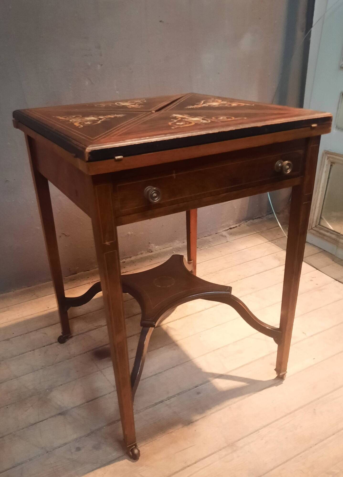 Table d'appoint, à jeu dite "mouchoir"