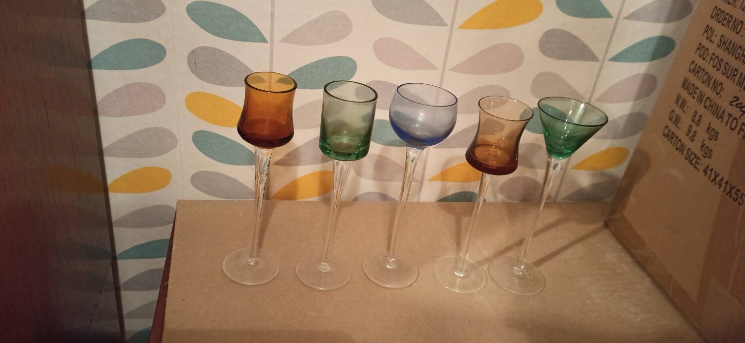 Lot de 10 verres à liqueurs formes et couleurs variées