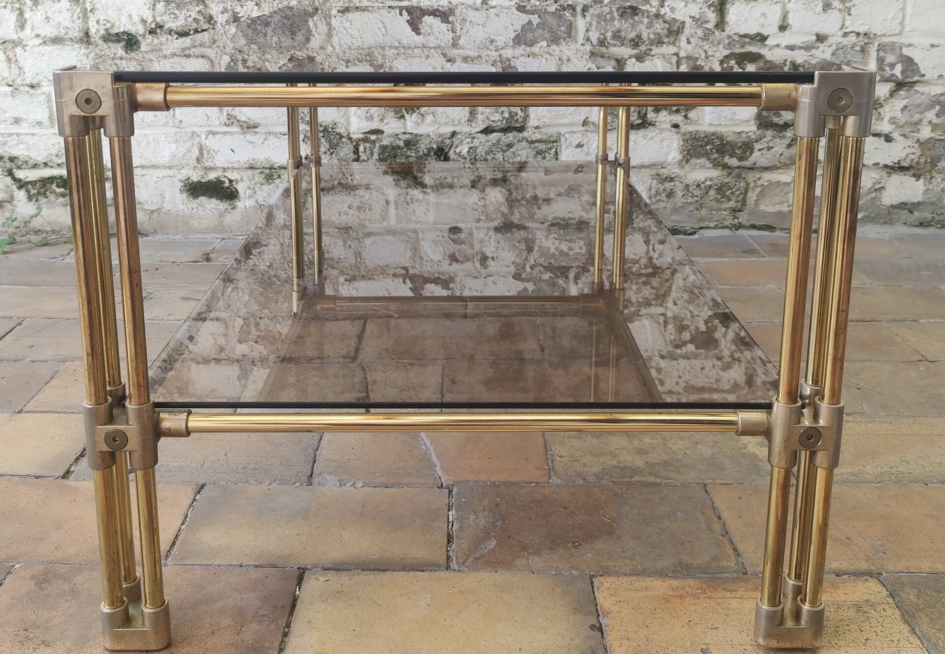 Table basse double plateau vintage en laiton et verre fumé – Années 70