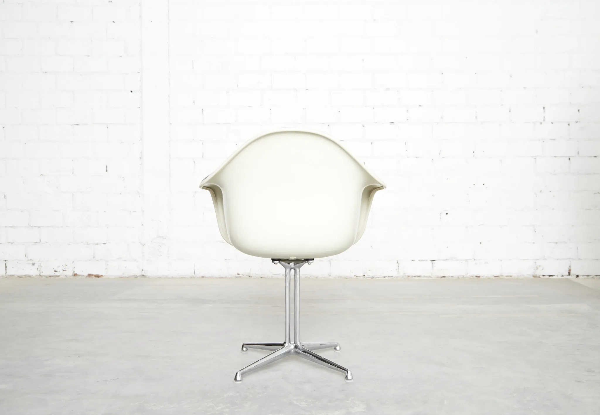 Pair dal la fonda fiberglas chair by charles & ray eames for vitra