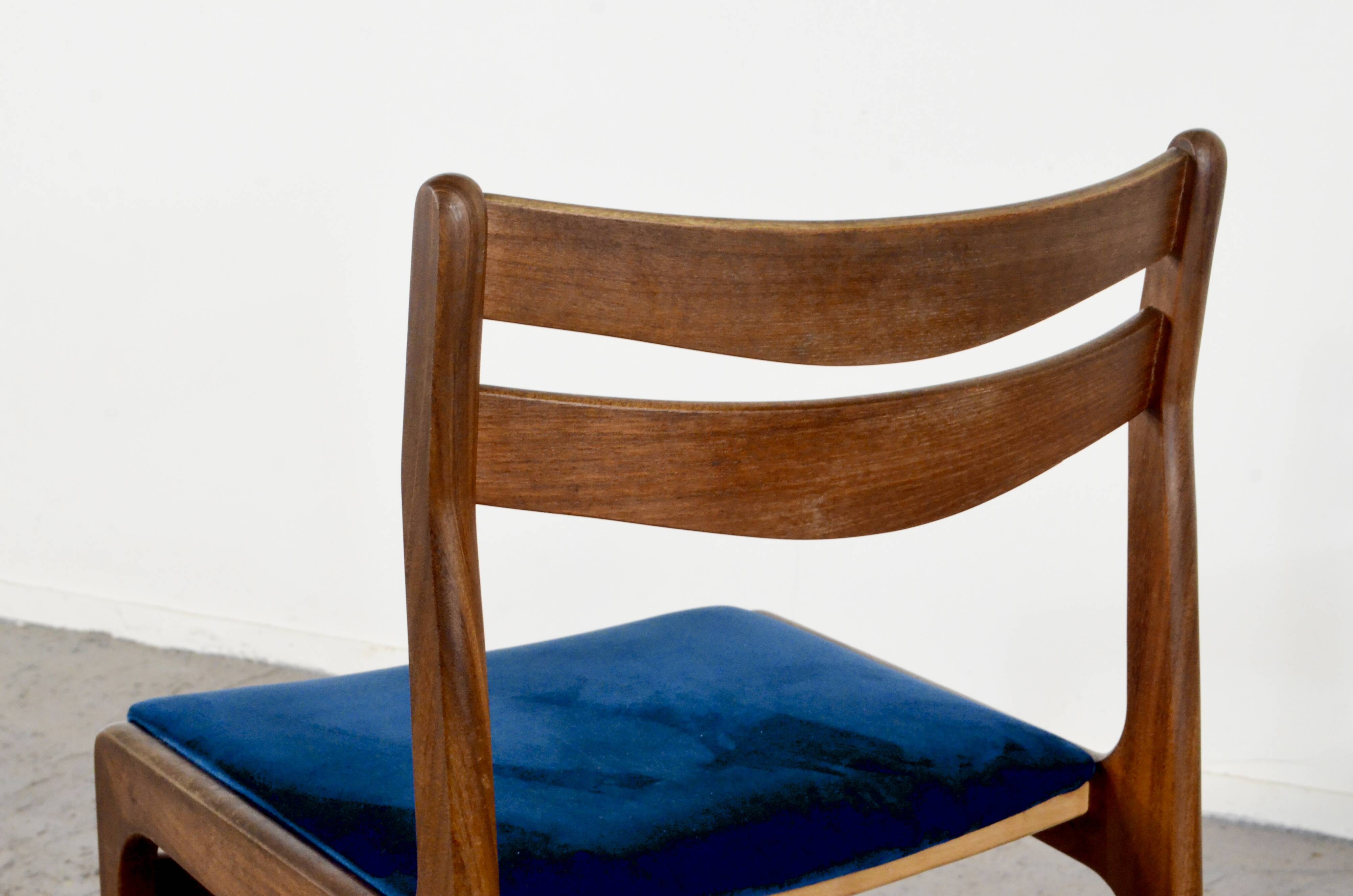 4 chaises en teck et velours bleu marine, milieu XXème