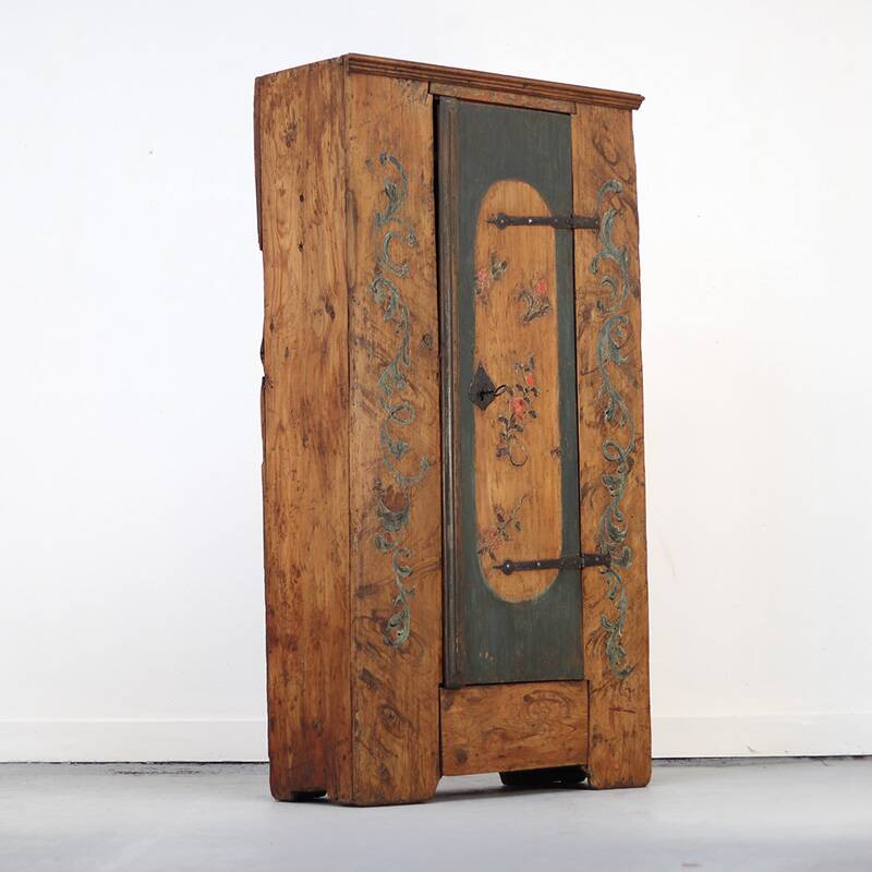 Cabinet de mariée primitif en art populaire peint de ferme antique du XVIIIe siècle