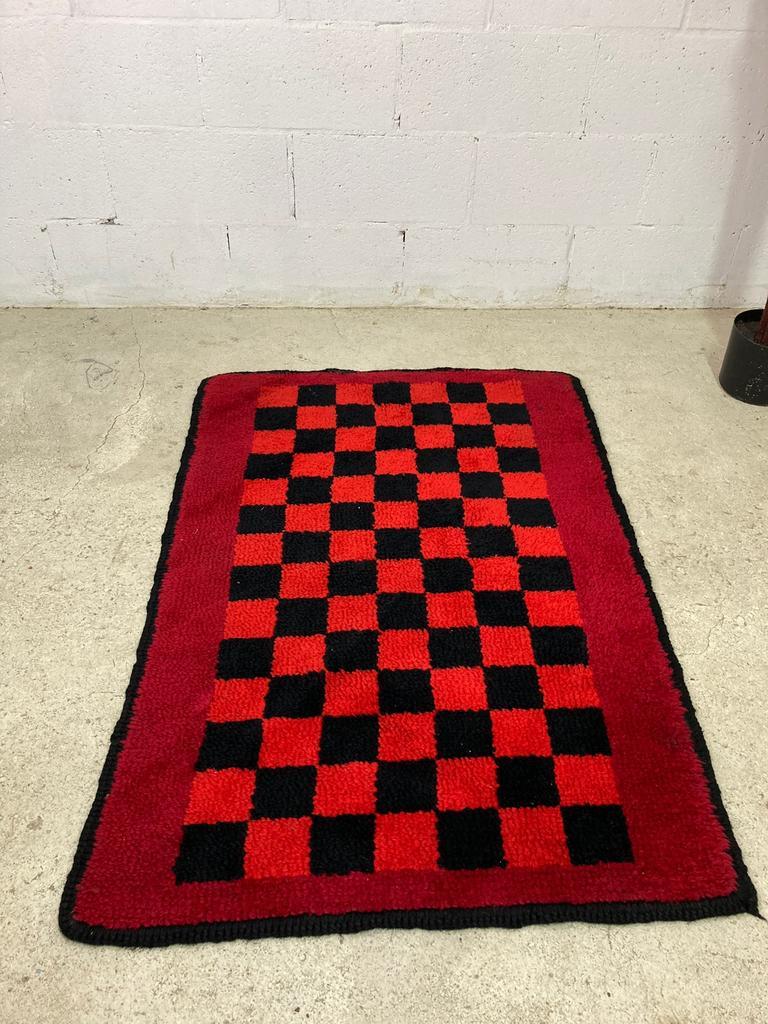 Tapis à carreaux noir rouge vintage