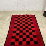 Tapis à carreaux noir rouge vintage