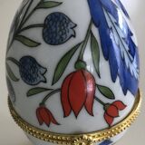 Egg-shaped porcelain box