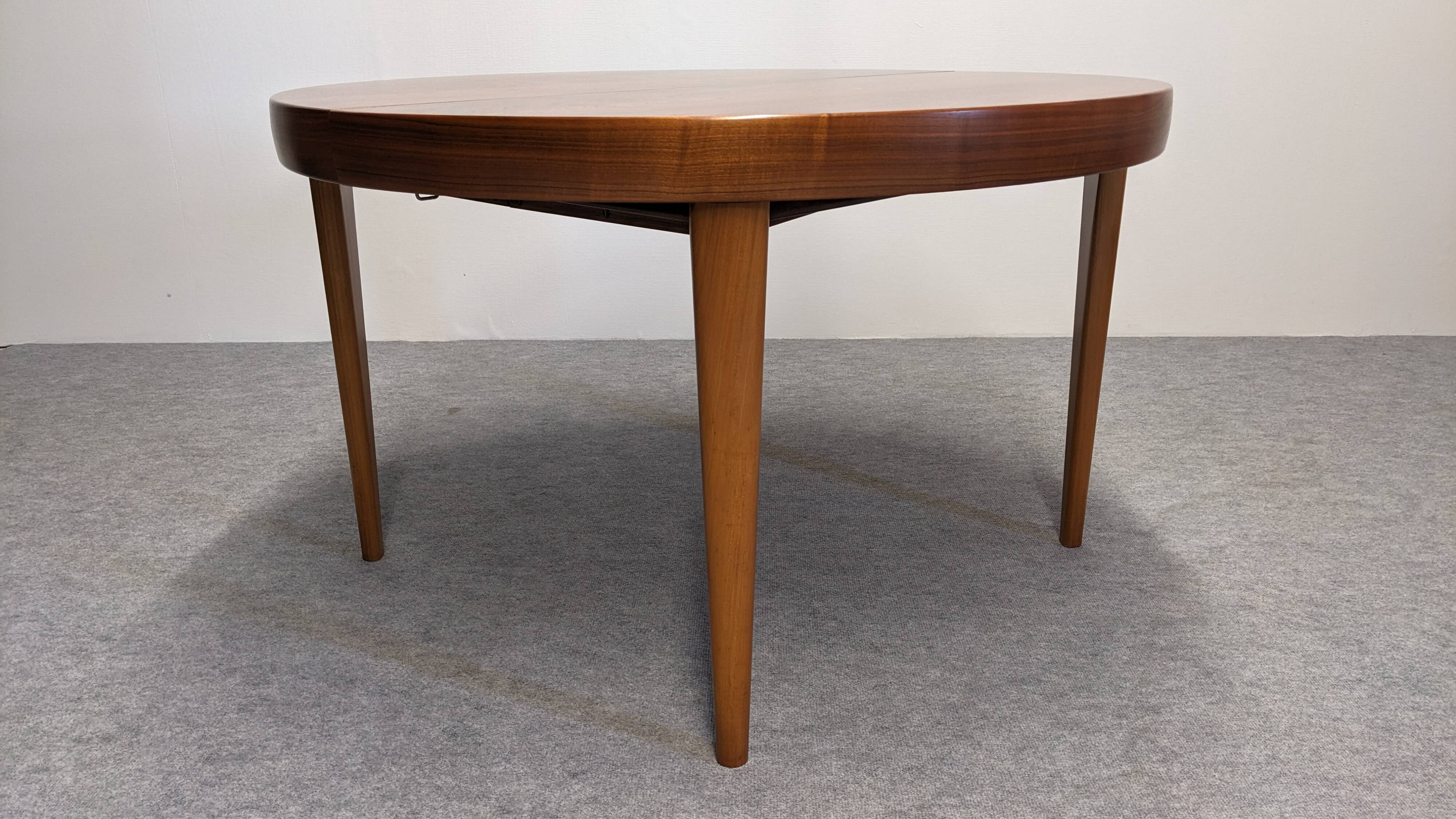 Scandinavian extendable round table in rosewood, 60s-70s