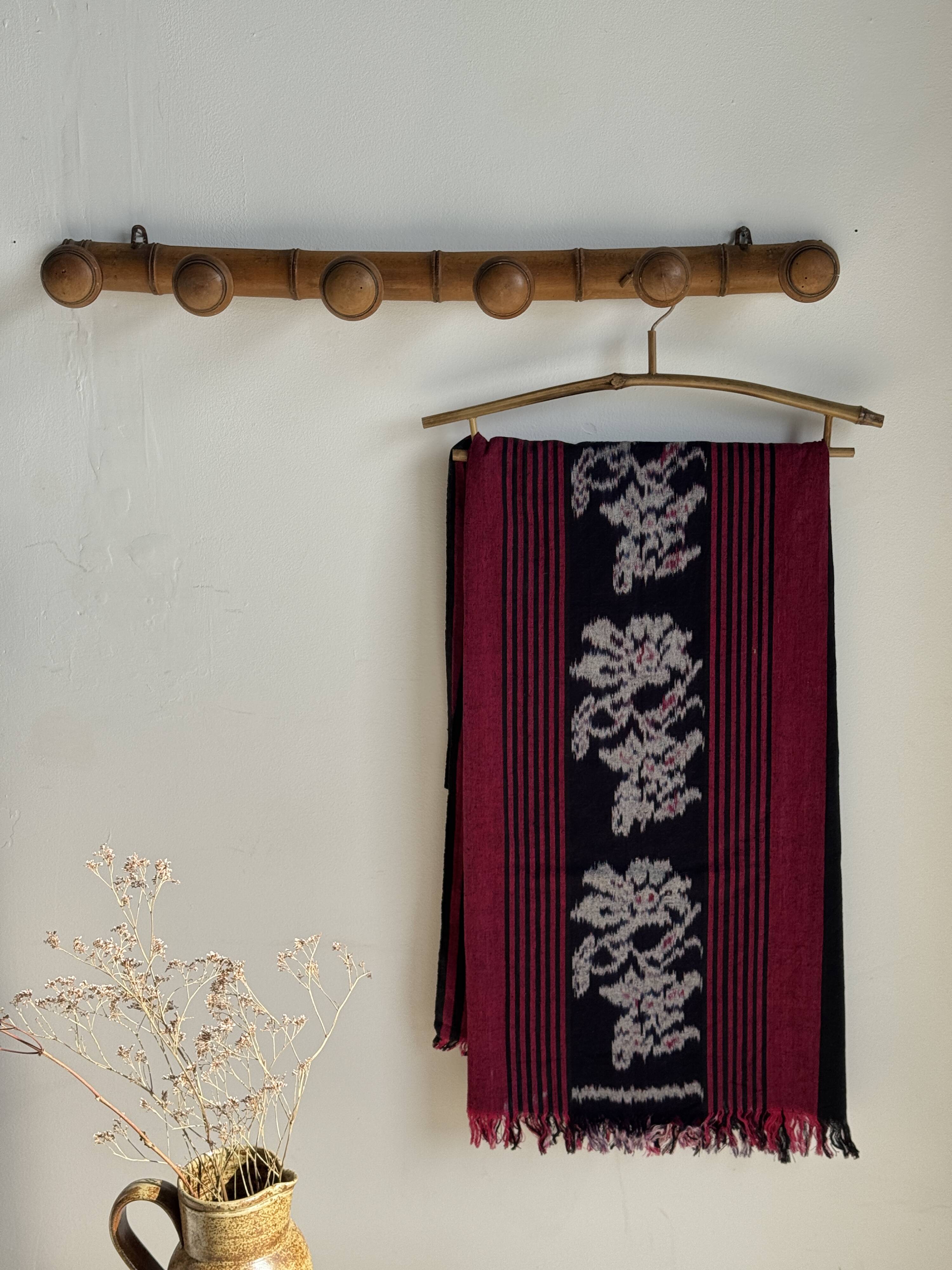 Large vintage wooden coat rack with 6 bamboo effect hooks L79