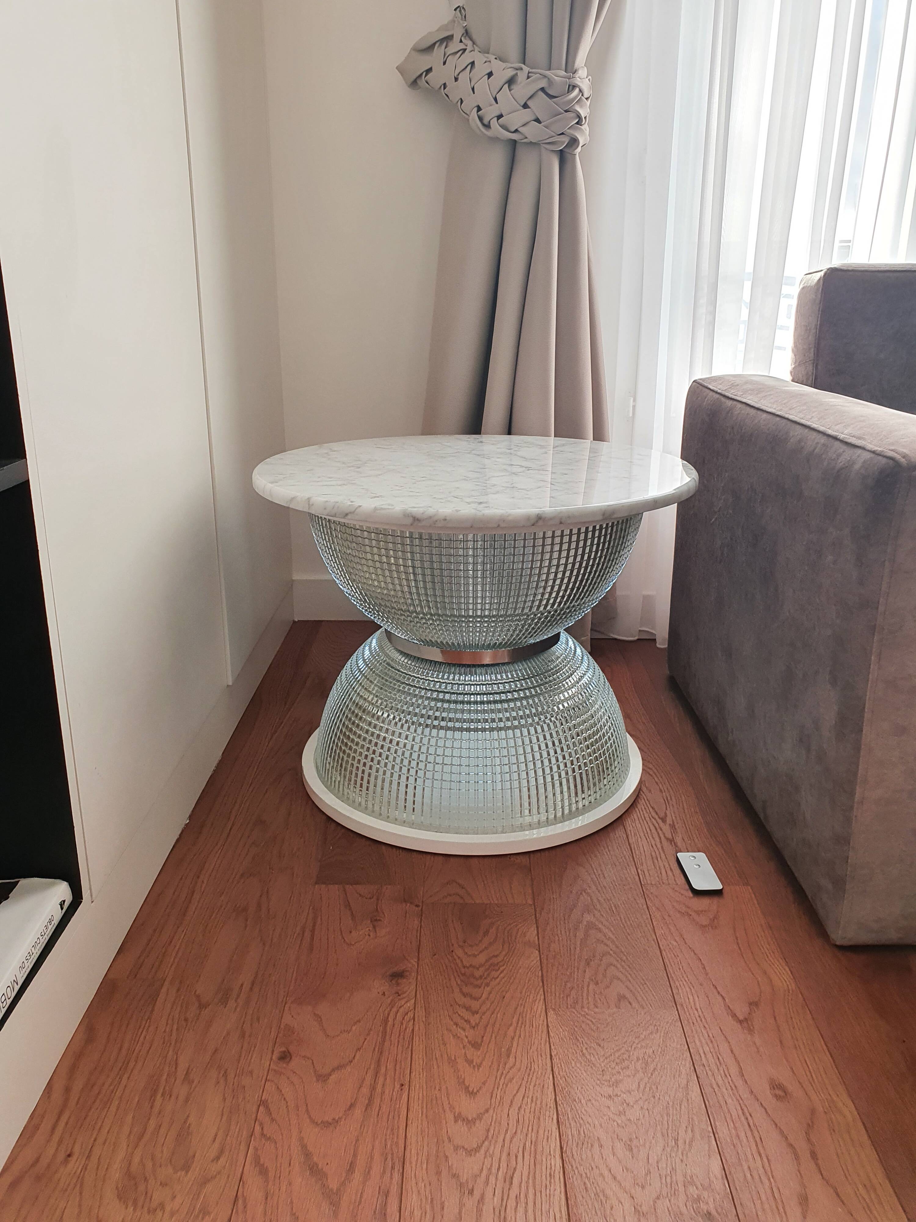 Table basse Holophane en marbre blanc