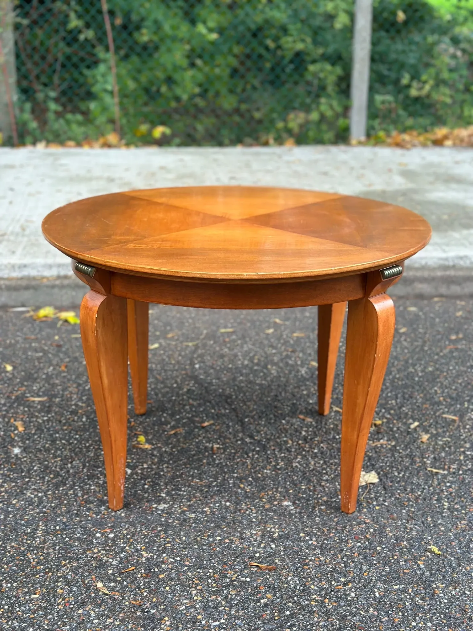 Vintage round coffee table Art Deco style — Light wood & saber legs 1940