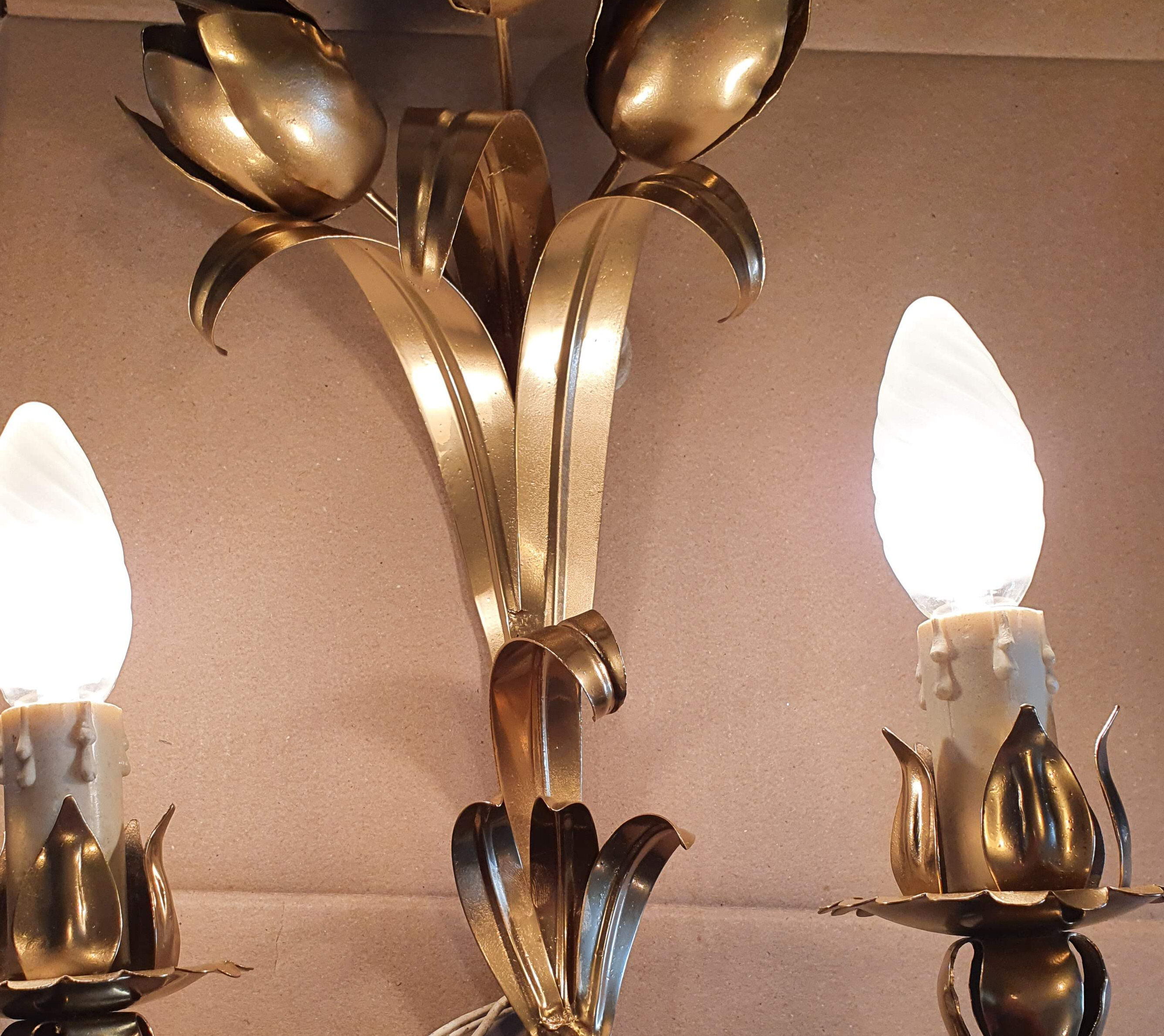 Gold sconces with floral decoration