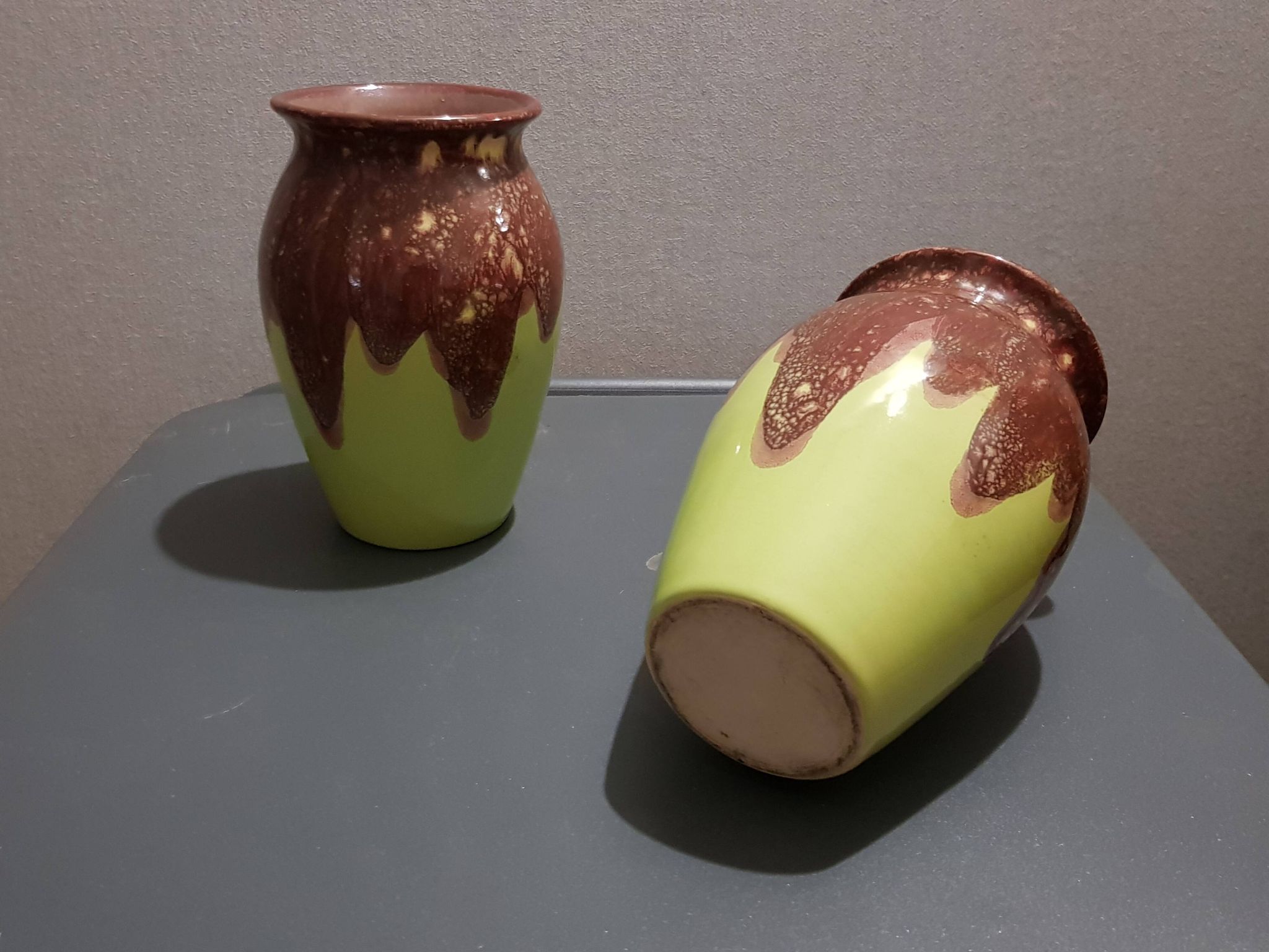 Deux vases vert et chocola vintage, années 60